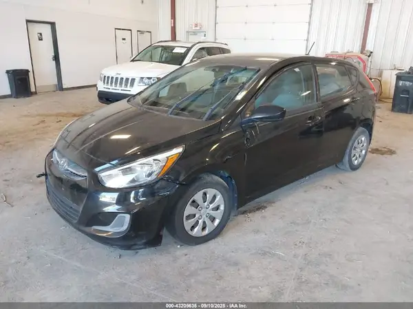 KMHCT5AE2HU319654 2017 HYUNDAI ACCENT - Image 2