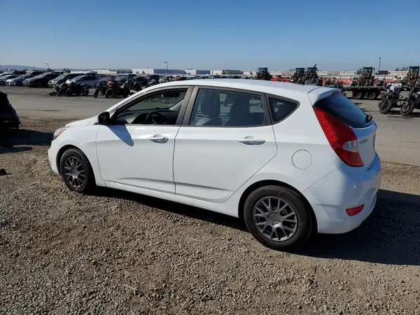 KMHCT5AE5HU300581 2017 HYUNDAI ACCENT - Image 2
