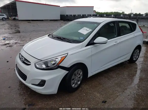 KMHCT5AE5HU300970 2017 HYUNDAI ACCENT - Image 2