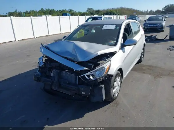 KMHCT5AE5HU338702 2017 HYUNDAI ACCENT - Image 2