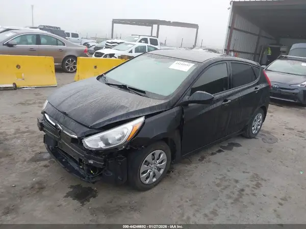 KMHCT5AE5HU353393 2017 HYUNDAI ACCENT - Image 2