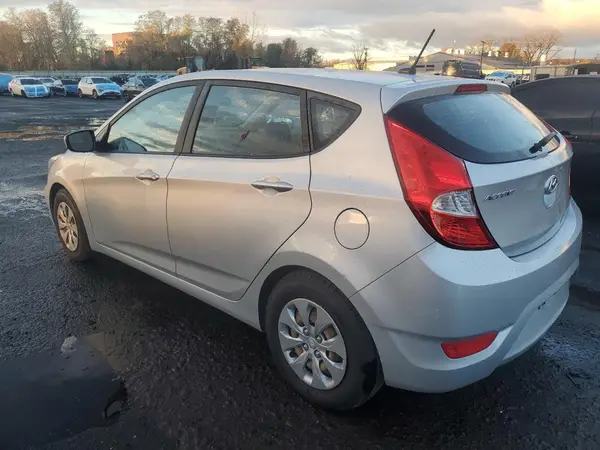 KMHCT5AE7HU319780 2017 HYUNDAI ACCENT - Image 2