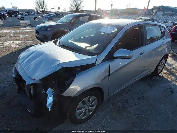 KMHCT5AE7HU319875 2017 HYUNDAI ACCENT - Image 2