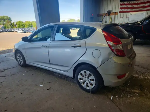 KMHCT5AE7HU326390 2017 HYUNDAI ACCENT - Image 2