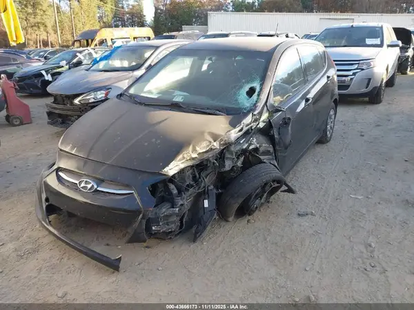 KMHCT5AE7HU326843 2017 HYUNDAI ACCENT - Image 2