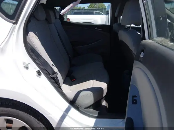 KMHCT5AE9HU307601 2017 HYUNDAI ACCENT - Image 8