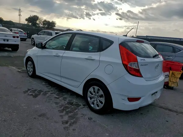 KMHCT5AE9HU325581 2017 HYUNDAI ACCENT - Image 2