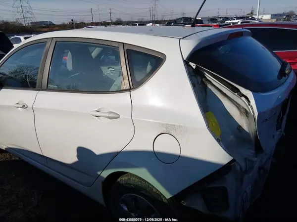 KMHCT5AE9HU363988 2017 HYUNDAI ACCENT - Image 2