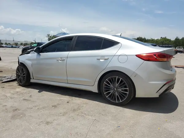 KMHD04LB8JU556486 2018 HYUNDAI ELANTRA - Image 2