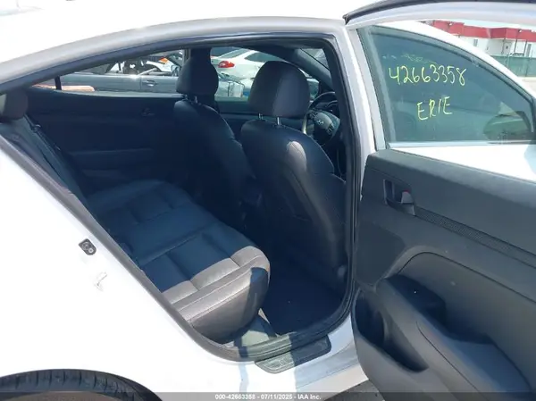KMHD04LBXJU528222 2018 HYUNDAI ELANTRA - Image 8