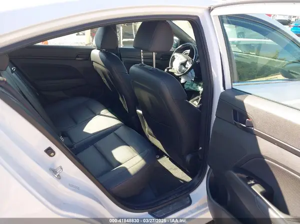 KMHD04LBXJU588422 2018 HYUNDAI ELANTRA - Image 8