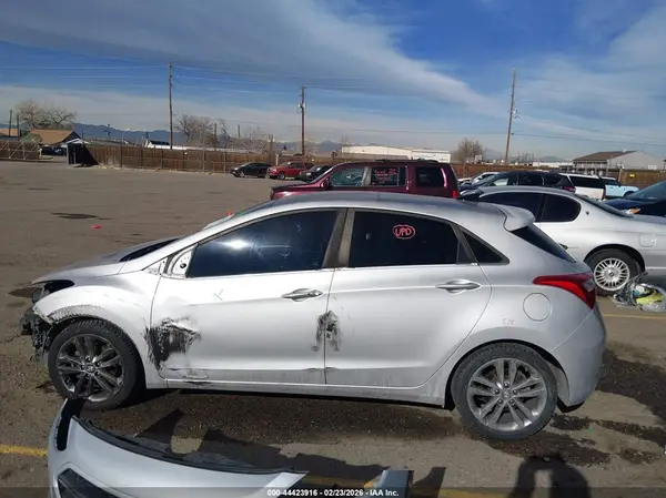 KMHD35LH0HU358318 2017 HYUNDAI ELANTRA - Image 2