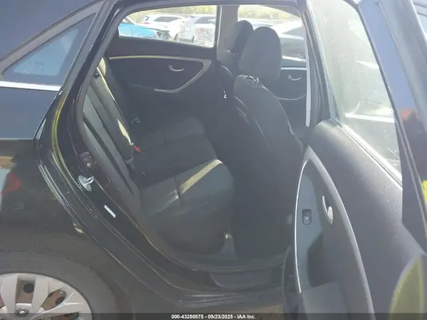 KMHD35LH2GU289520 2016 HYUNDAI ELANTRA - Image 8