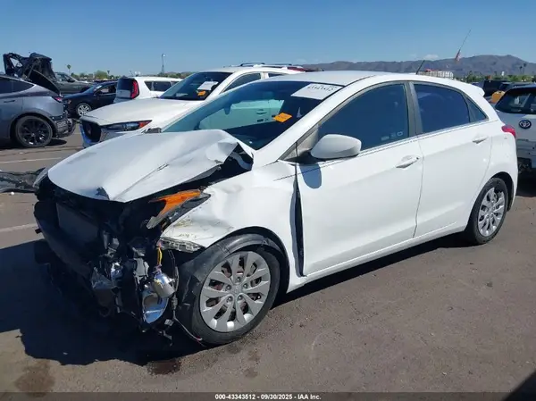 KMHD35LH3GU303747 2016 HYUNDAI ELANTRA - Image 2