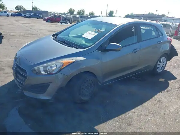KMHD35LH3HU370981 2017 HYUNDAI ELANTRA - Image 2