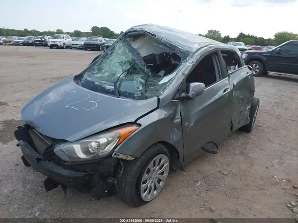 KMHD35LH4HU379687 2017 HYUNDAI ELANTRA - Image 2