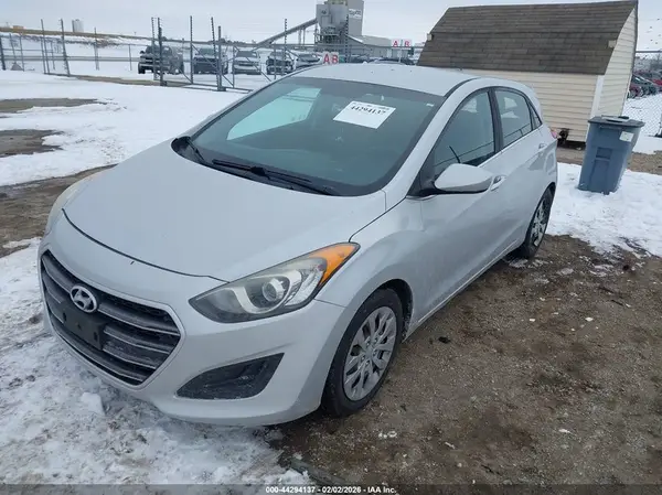KMHD35LH4HU384453 2017 HYUNDAI ELANTRA - Image 2