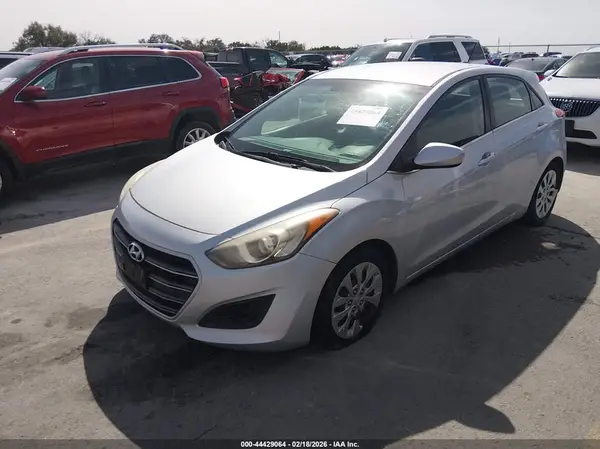 KMHD35LH5HU374143 2017 HYUNDAI ELANTRA - Image 2