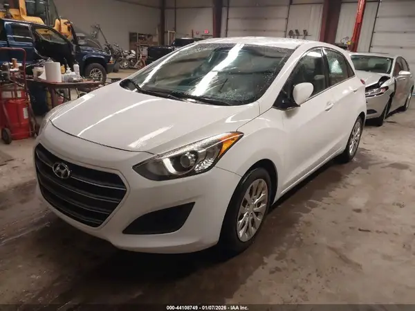 KMHD35LH5HU380685 2017 HYUNDAI ELANTRA - Image 2
