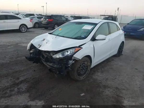 KMHD35LH8HU370877 2017 HYUNDAI ELANTRA - Image 2