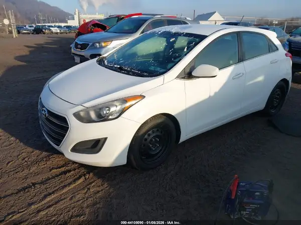 KMHD35LH8HU375321 2017 HYUNDAI ELANTRA - Image 2