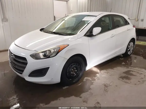 KMHD35LH8HU375822 2017 HYUNDAI ELANTRA - Image 2