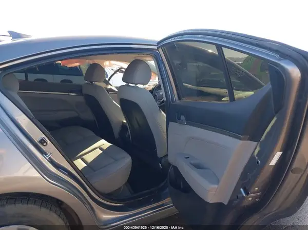 KMHD74LF1HU092272 2017 HYUNDAI ELANTRA - Image 8