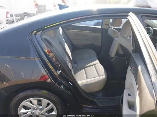 KMHD74LF1HU376663 2017 HYUNDAI ELANTRA - Image 8