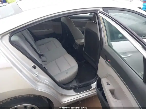 KMHD74LF2HU109533 2017 HYUNDAI ELANTRA - Image 8