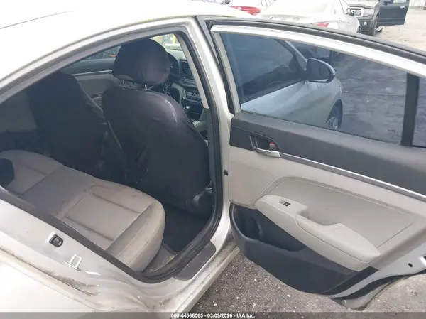 KMHD74LF3HU119875 2017 HYUNDAI ELANTRA - Image 8