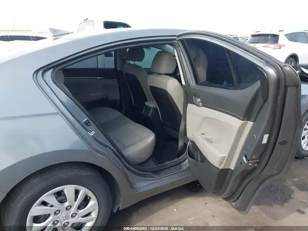 KMHD74LF4HU385258 2017 HYUNDAI ELANTRA - Image 8