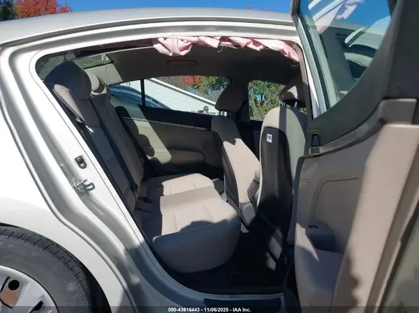 KMHD74LF5HU370042 2017 HYUNDAI ELANTRA - Image 8