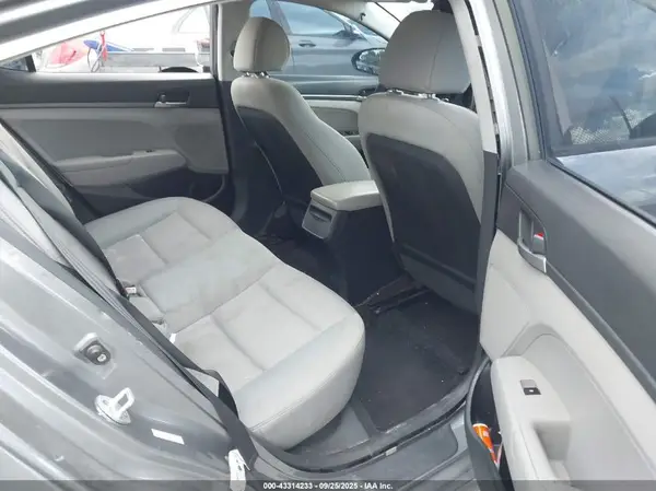 KMHD74LF7HU075847 2017 HYUNDAI ELANTRA - Image 8