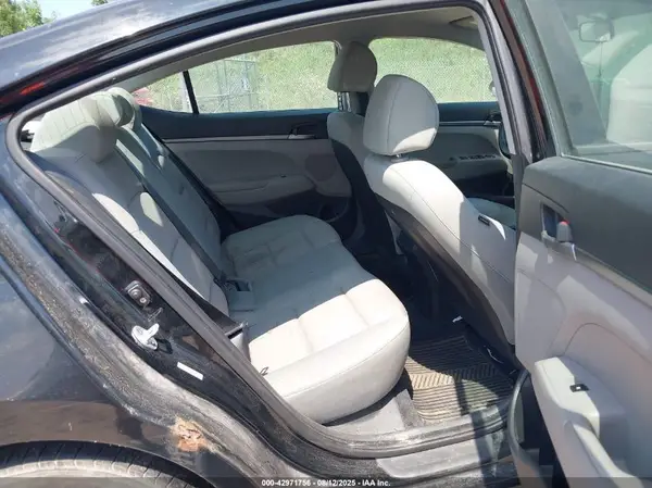 KMHD74LF7HU077663 2017 HYUNDAI ELANTRA - Image 8