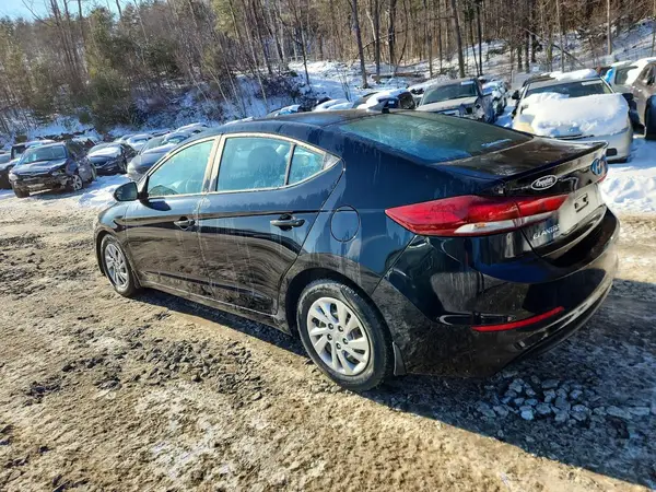 KMHD74LF8HU433070 2017 HYUNDAI ELANTRA - Image 2