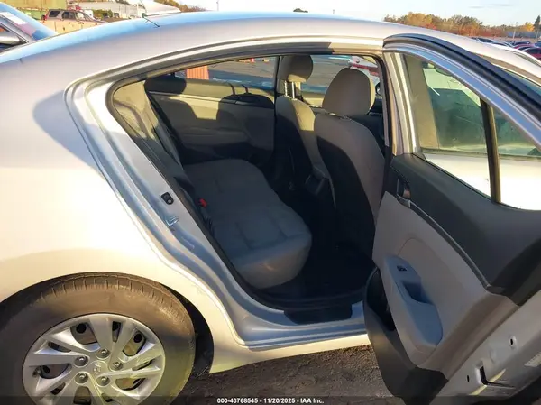 KMHD74LFXHU412737 2017 HYUNDAI ELANTRA - Image 8