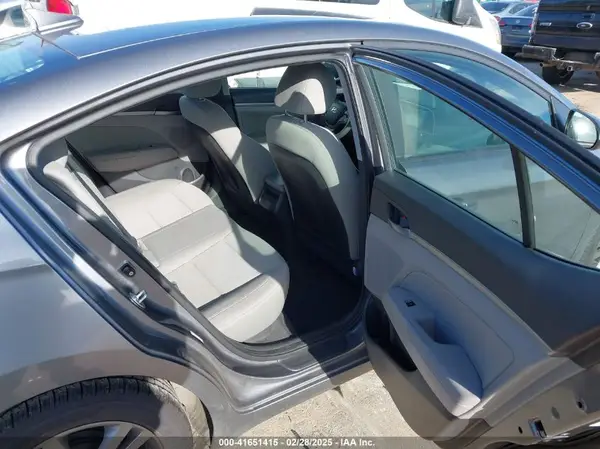 KMHD84LF1HU164617 2017 HYUNDAI ELANTRA - Image 8