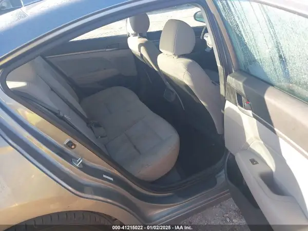 KMHD84LF1HU228963 2017 HYUNDAI ELANTRA - Image 8