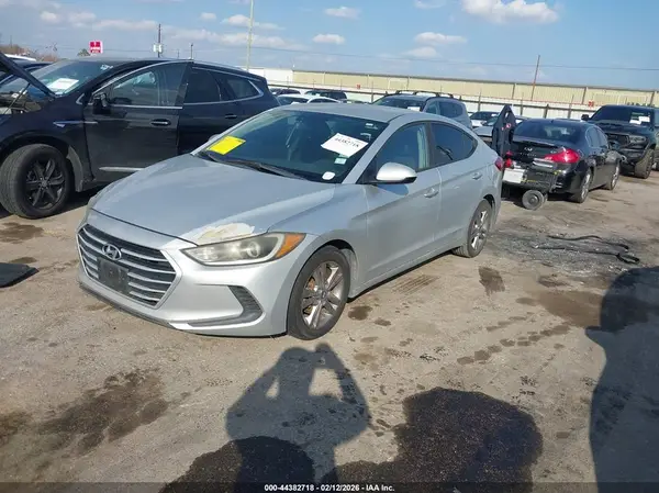 KMHD84LF2JU570928 2018 HYUNDAI ELANTRA - Image 2