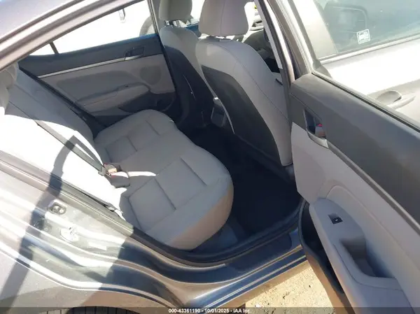 KMHD84LF3HU151111 2017 HYUNDAI ELANTRA - Image 8
