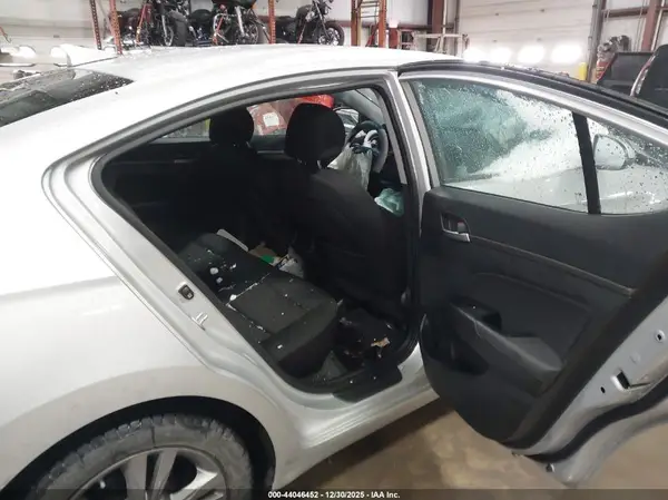 KMHD84LF3HU249989 2017 HYUNDAI ELANTRA - Image 8