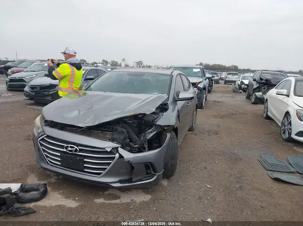 KMHD84LF3JU608022 2018 HYUNDAI ELANTRA - Image 2