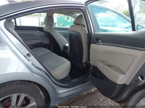 KMHD84LF8JU557648 2018 HYUNDAI ELANTRA - Image 8