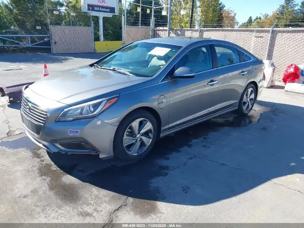 KMHE14L26HA074323 2017 HYUNDAI SONATA - Image 2