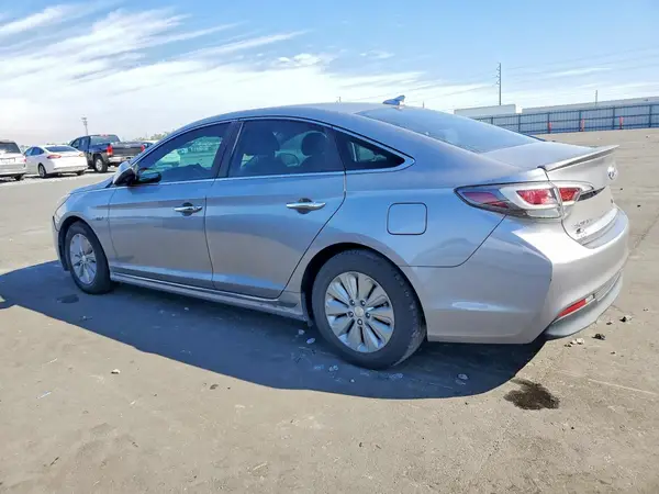 KMHE24L10GA008465 2016 HYUNDAI SONATA - Image 2
