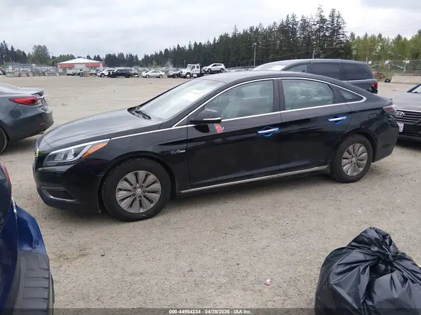 KMHE24L10GA009079 2016 HYUNDAI SONATA - Image 2