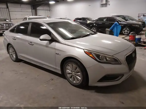 KMHE24L10GA010796 2016 HYUNDAI SONATA - Image 1