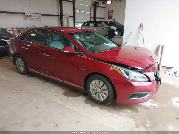 KMHE24L10GA011205 2016 HYUNDAI SONATA - Image 1