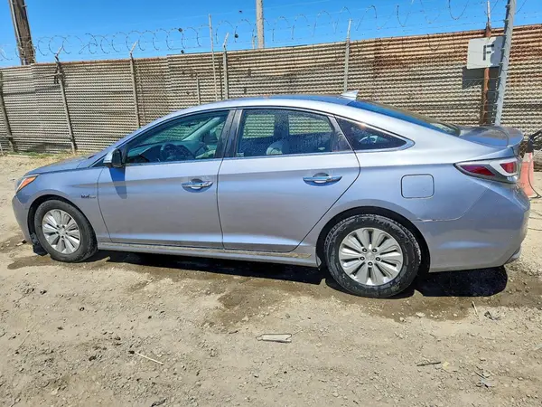 KMHE24L10GA011804 2016 HYUNDAI SONATA - Image 2