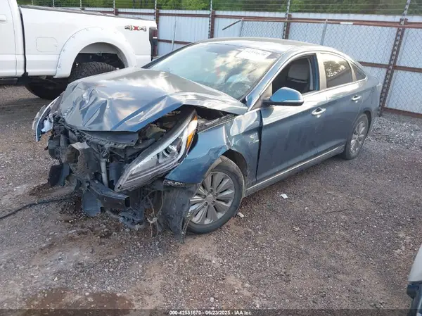KMHE24L10GA011883 2016 HYUNDAI SONATA - Image 2
